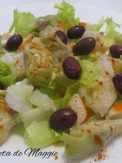 Una foto de Ensalada con alcachofas y bacalao