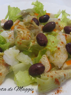 Una foto de Ensalada con alcachofas y bacalao