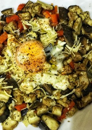 Una foto de Verduras con huevo “frito” FIT y queso fundido
