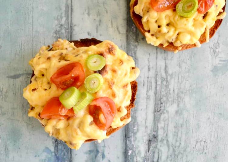 Egg &amp; Tomato Bagel Melts