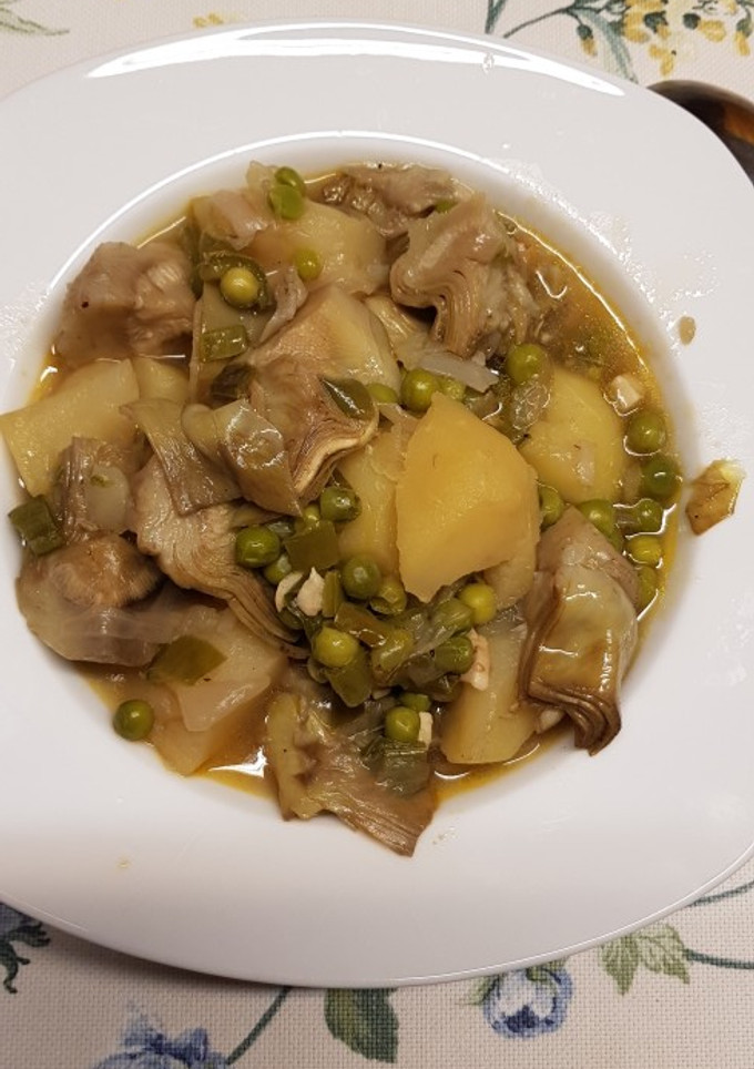 Una foto de Alcachofas con patatas en olla expres