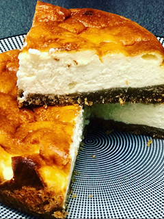 Una foto de Tarta de queso al horno con base de galletas sin lactosa