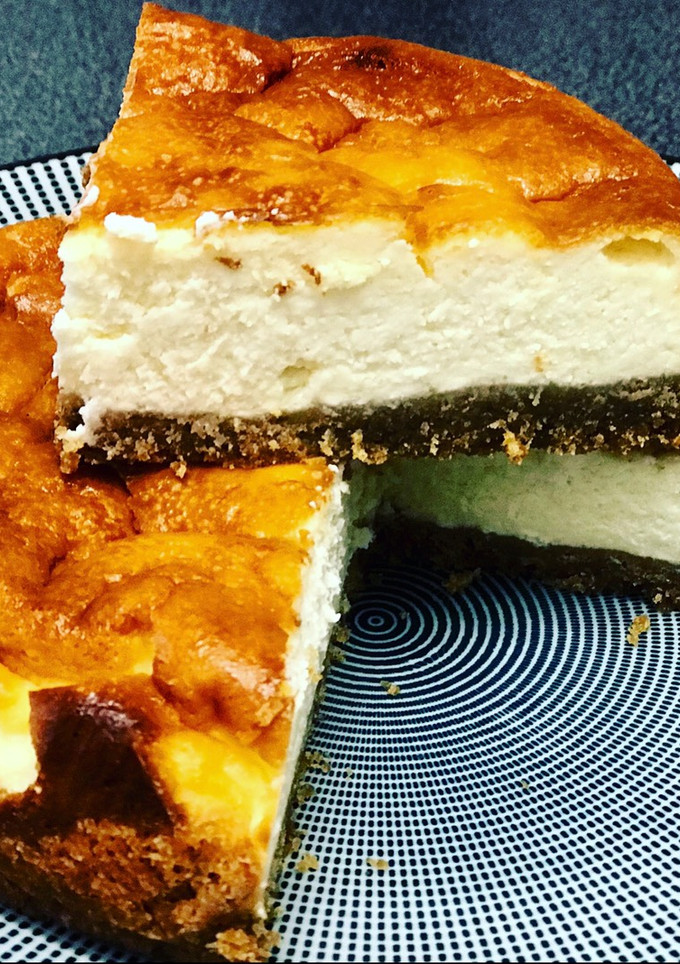 Una foto de Tarta de queso al horno con base de galletas sin lactosa
