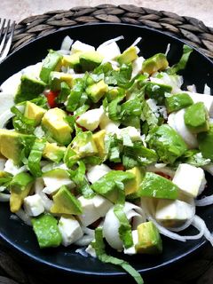 Una foto de Ensalada de hortalizas con albahaca y queso de cabra 🐐