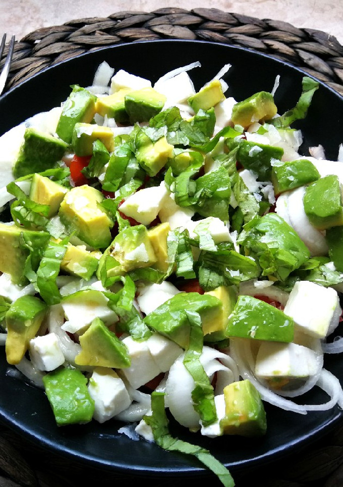 Una foto de Ensalada de hortalizas con albahaca y queso de cabra 🐐