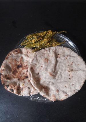 જુવારના રોટલા અને મરચા રેસીપી મુખ્ય ફોટો
