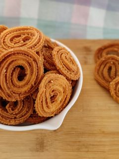 ચોખા ની ચકરી (Chokha Chakri Recipe In Gujarati) રેસીપી મુખ્ય ફોટો