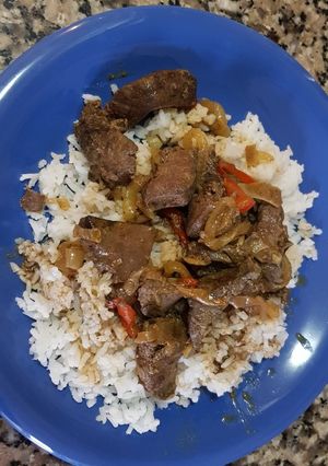 Una foto de Hígado a la cebolla con arroz