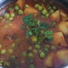 A picture of Aaloo matar curry.