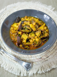 Una foto de Potaje de garbanzos con pota, shiitake y sobrasada ibérica