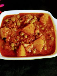 "मटार बटाटा रस्सा भाजी"(Matar Batata Rassa Bhaji Recipe In Marathi) रेसिपी चे मुख्य फोटो