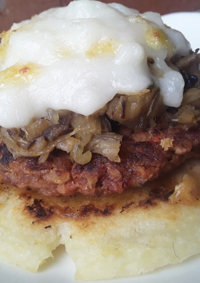 Una foto de Arepa🍘 de queso🧀 con hamburguesa de lentejas y salteado de acelgas🌿