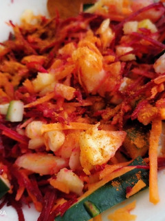 Una foto de 🌶 🔥 Ensalada 🤤🤤🤤🍍 🥒 🍋 remolacha y 🥕