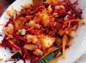 Una foto de 🌶 🔥 Ensalada 🤤🤤🤤🍍 🥒 🍋 remolacha y 🥕