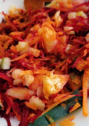 Una foto de 🌶 🔥 Ensalada 🤤🤤🤤🍍 🥒 🍋 remolacha y 🥕