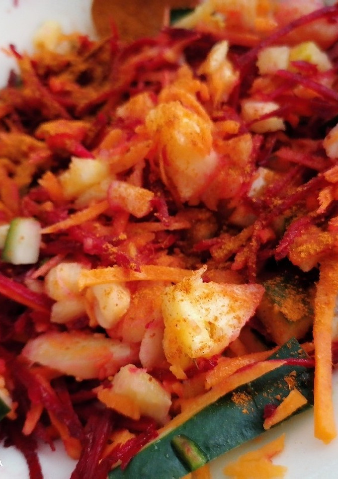 Una foto de 🌶 🔥 Ensalada 🤤🤤🤤🍍 🥒 🍋 remolacha y 🥕