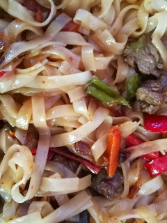 Una foto de Fideos de arroz con ternera y verduras (Noodles) 🍝
