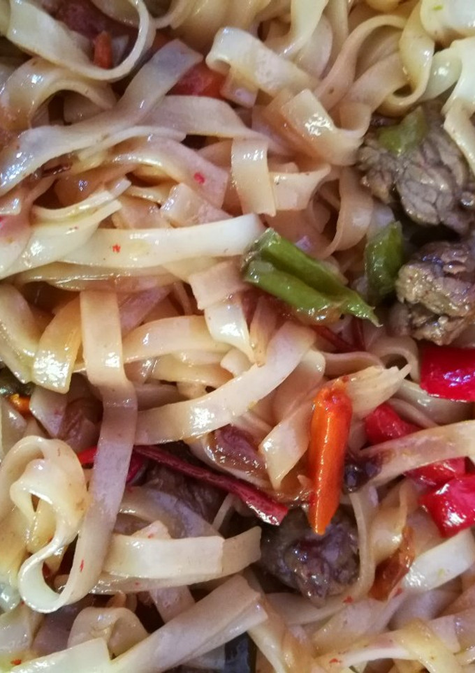 Una foto de Fideos de arroz con ternera y verduras (Noodles) 🍝