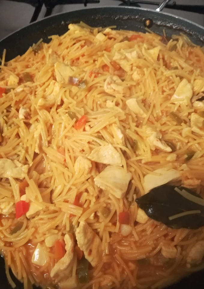 Una foto de Fideos con pollo