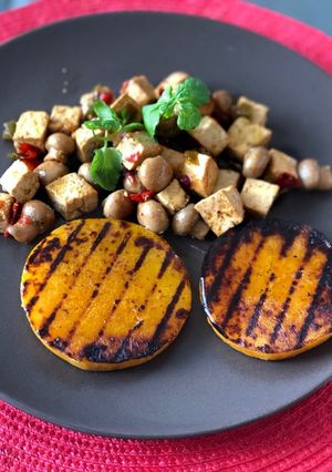 Una foto de Filete de calabaza con tofu y champi vegano🌱vegetariana