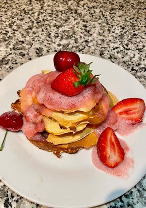 O poză a rețetei Pancakes cu spumă de căpșuni.