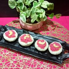 A picture of Beetroot Coconut open Bhapa Pitha.