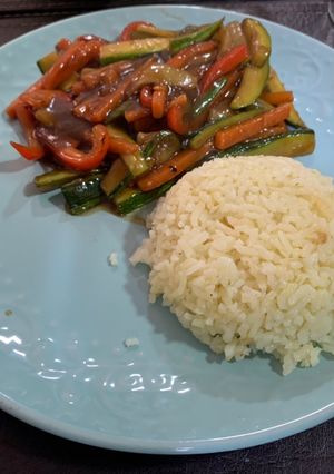 Una foto de Salteadito de Verduras Alegres con Arroz
