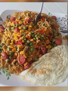 A picture of Indomine with sausage,fried egg.