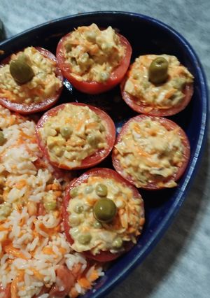 Una foto de Tomates rellenos fáciles 🍅🍅🍅🍅
