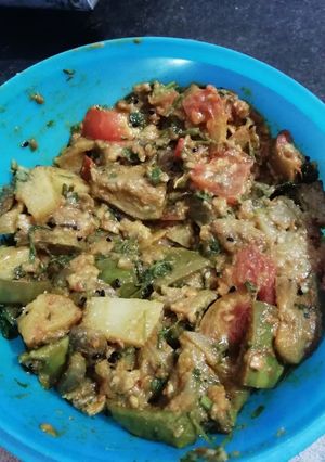 A picture of Aloo baingan.