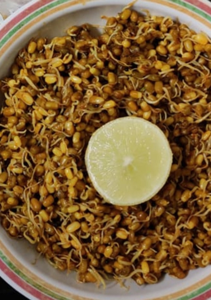 ફણગાવેલા મગ (Sprout Moong Recipe In Gujarati) રેસીપી મુખ્ય ફોટો