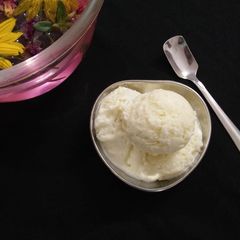 A picture of Vanilla ice cream.