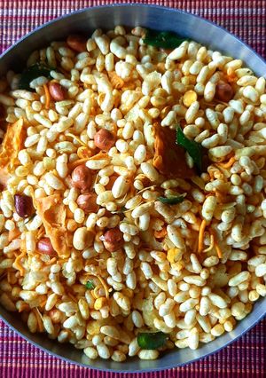 कुरमुरे फरसाण चिवडा (Kurmure Farsan Chivda Recipe In Marathi) रेसिपी चे मुख्य फोटो 