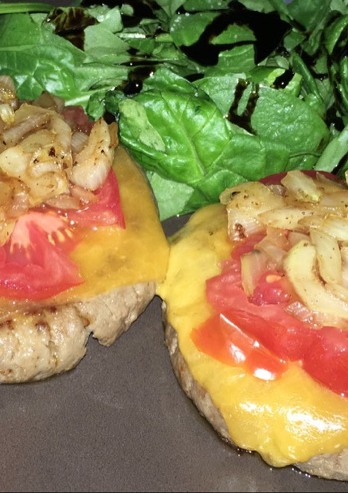 Una foto de Hamburguesas con cebolla a la miel