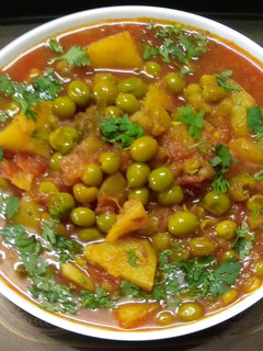 टमाटर मटर आलू की सब्जी (Tamatar matar Aloo ki sabji recipe in hindi) रेसिपी मुख्य फोटो