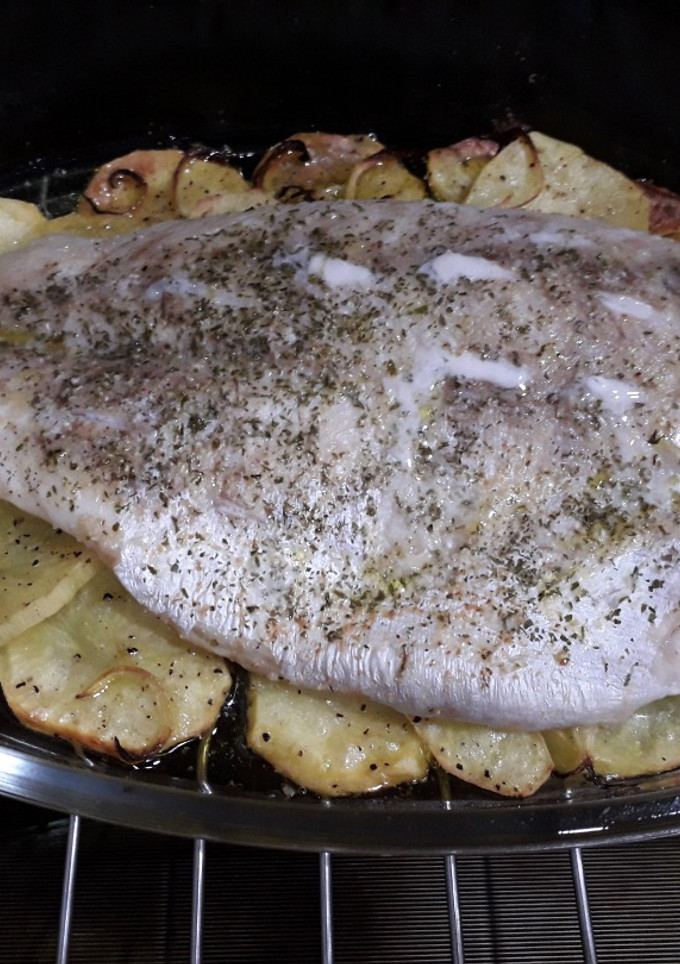 Una foto de Mero sobre cama de patatas