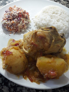 Una foto de Pollo al vino blanco con patatas