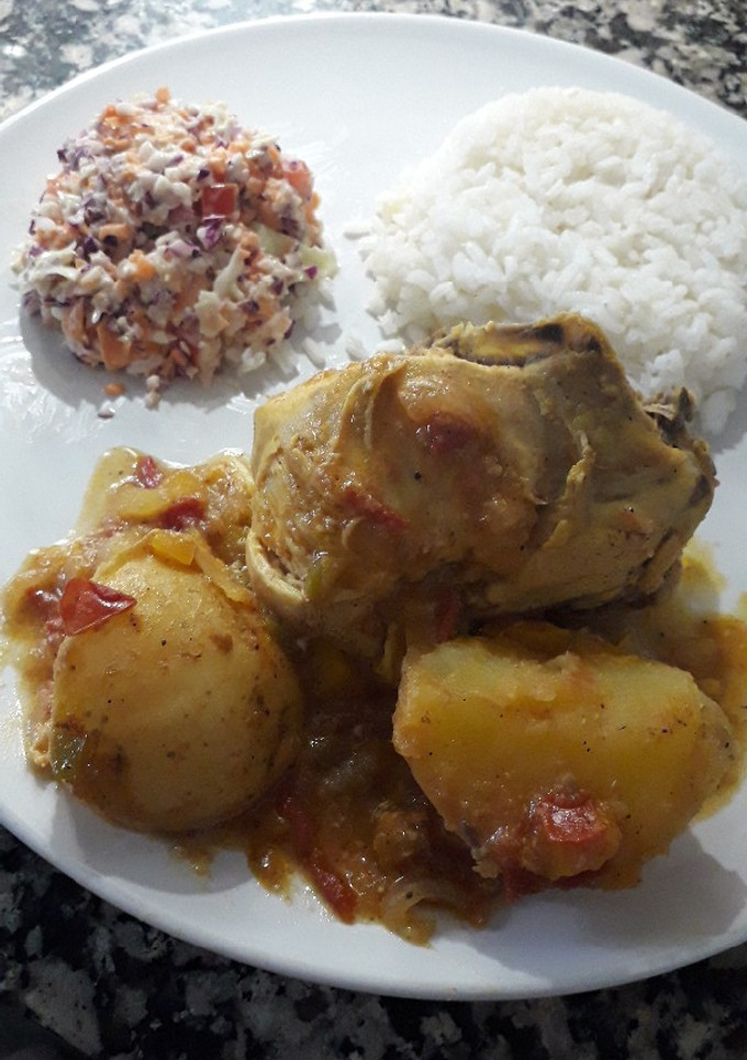 Una foto de Pollo al vino blanco con patatas
