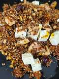 Ensalada de Quinoa y Pollo, melocotón, piña, uvas con queso feta, piñones y nueces