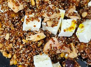 Foto principal de Ensalada de Quinoa y Pollo, melocotón, piña, uvas con queso feta, piñones y nueces
