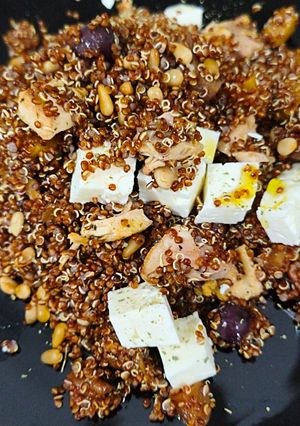 Foto principal de Ensalada de Quinoa y Pollo, melocotón, piña, uvas con queso feta, piñones y nueces