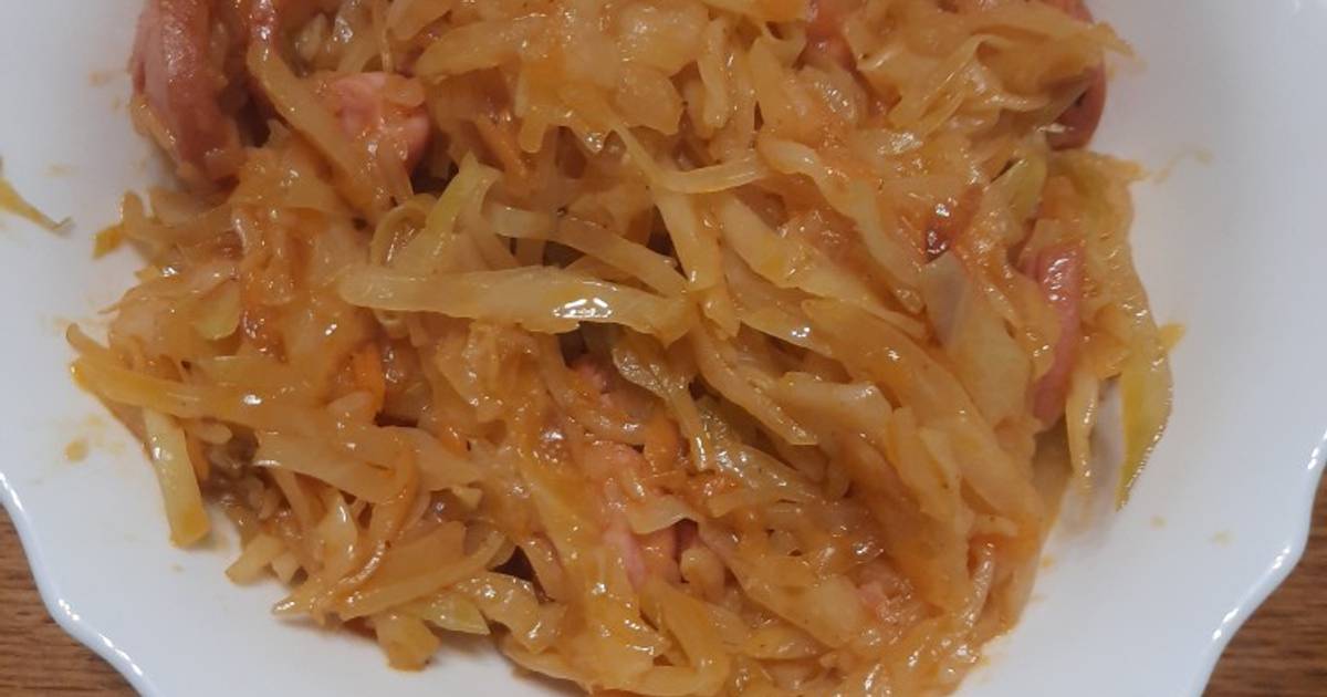 Тушёная капуста с колбасой на сковороде. Тушить капусту с колбасой. Как тушить капусту с колбасой. Как тушить капусту с колбасой. Как тушить капусту с колбасой.