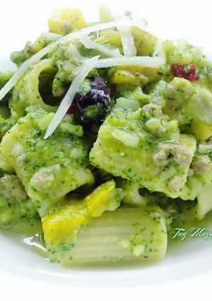 Foto di Mezzi rigatoni con broccoletti verdi e ragù bianco di tastasale