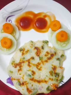 A picture of Vegetables crispy Semolina pancakes.