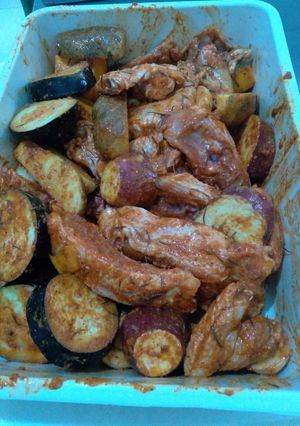 Una foto de Pollo al horno con verduras Rojas