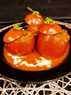 স্টাফ টমেটো ইন টমেটো গ্রেভি (stuffed tomato in tomato gravy recipe in Bengali) রেসিপির প্রধান ছবি