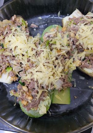 Una foto de Berenjena y zucchini...rellenitos