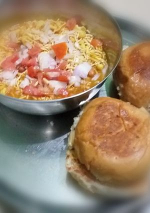 A picture of Maharashtrian usal paav.