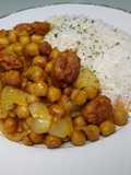 Garbanzos fritos con longaniza y cebollas con arroz basmati
