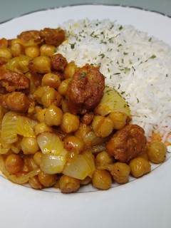 Una foto de Garbanzos fritos con longaniza y cebollas con arroz basmati